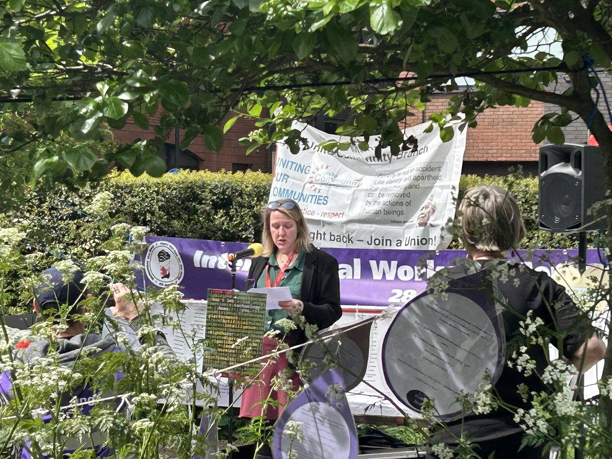 Marking #IWMD2025 in #Manchester today including a speech from Rob of <a href="/AsbestosGMAVSG/">GMAVSG Asbestos</a> setting out stark statistics around asbestos in Schools - in 2010 86% of schools contained #asbestos, in 2025 81% of schools in Greater Manchester still do. 
#RememberTheDeadAndFightForTheLiving