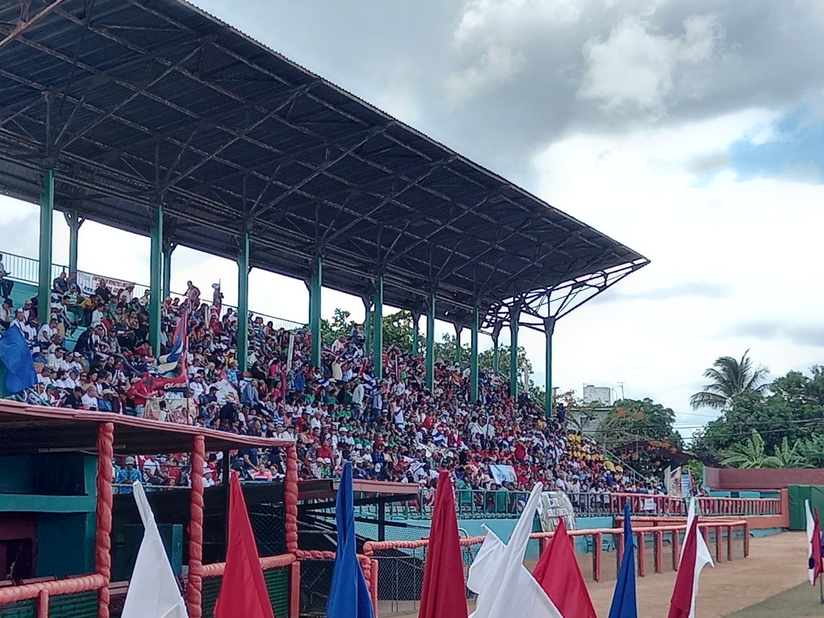 En el bosque de Los Leñadores, tricampeones nacionales, calentamos el brazo para el Primero de Mayo #PorLasTunasLaVictoria #SíSePuede