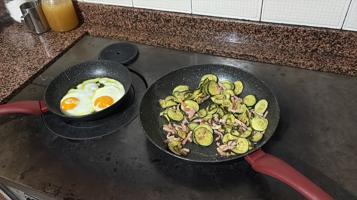 susicroft's tweet photo. @navedelmisterio Cocinando en la cocina de mi difunta abuela. Con leña. https://t.co/L8fd0Ipzm9