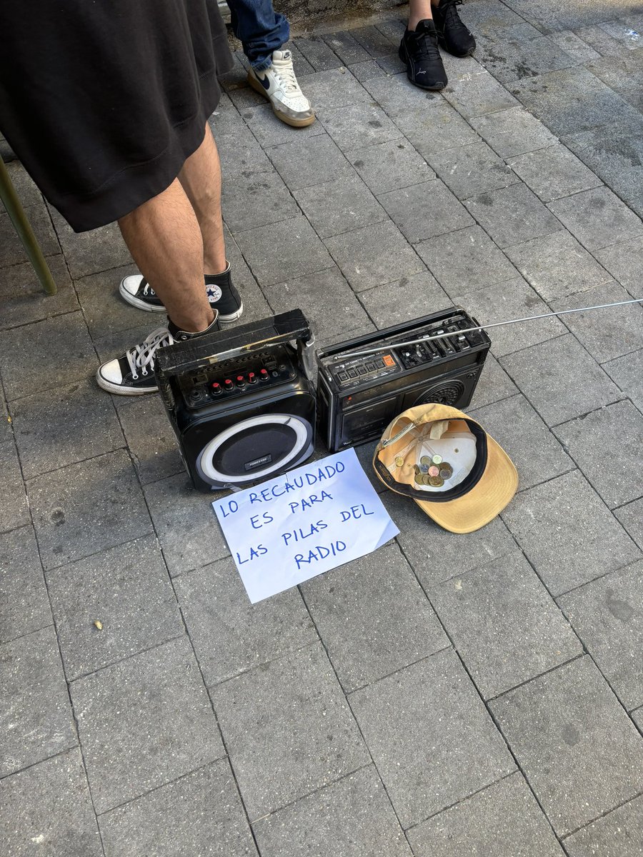 IPereyraRivero's tweet photo. 10h de apagón y sin señal en los teléfonos móviles. Aún quedan muchas zonas sin energía en España. Las radios a pila se agotaron muy rápido en las tiendas de Madrid y es que fue el único medio del que pudimos estar al tanto de algo https://t.co/VmPzznibo5