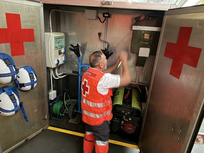 <a href="/CruzRojaEsp/">Cruz Roja Española</a> moviliza a sus equipos de emergencia para dar respuesta ante el apagón eléctrico en la Comunidad Valenciana
A petición de <a href="/GVA112/">Emergències 112CV</a> estamos respaldando diferentes demandas y participando en los planes de emergencia, además del seguimiento a personas con teleasistencia.