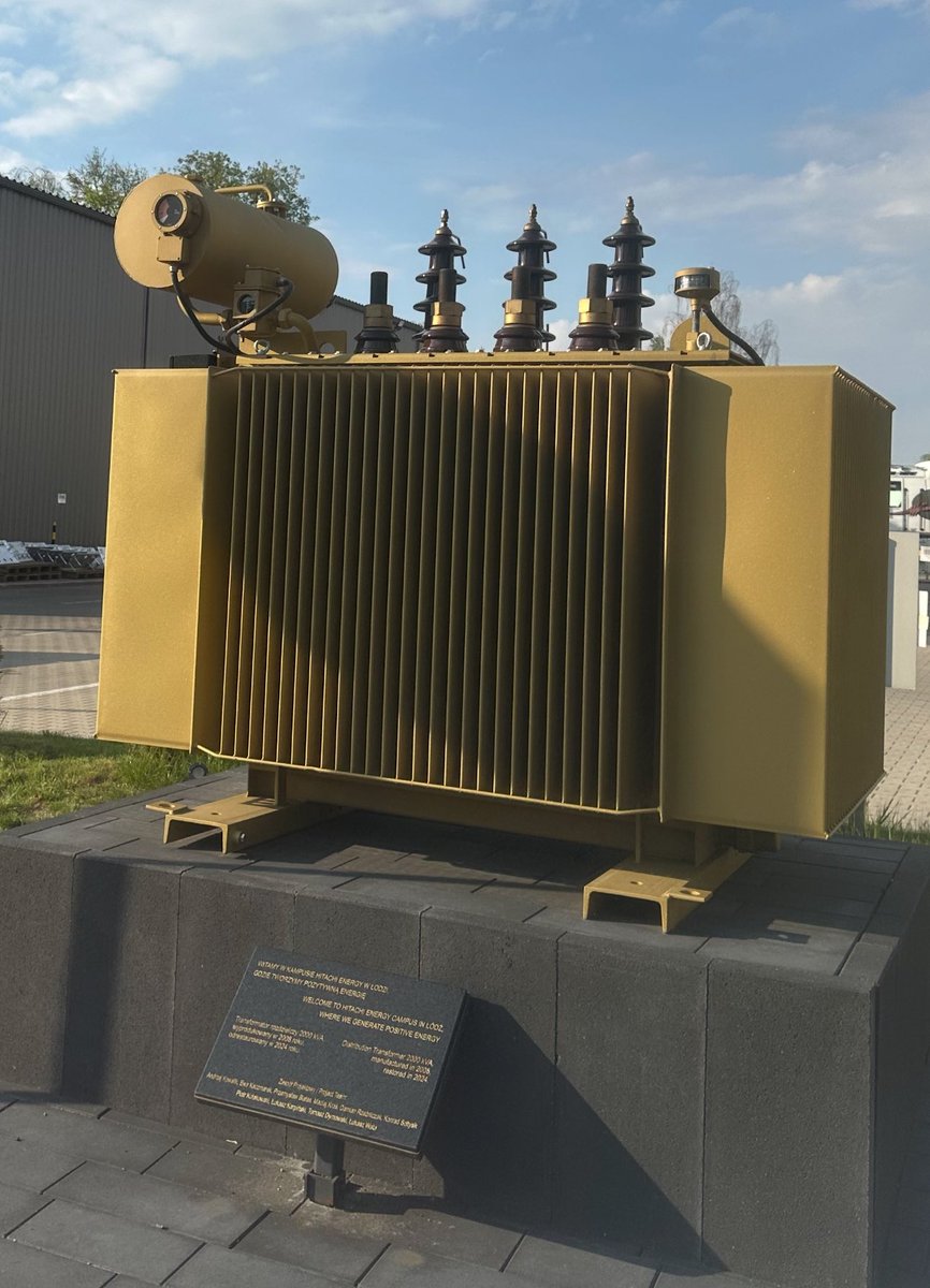 Говорив недавно з колегами із суміжної компанії, яка виготовляє силові трансформатори. Такі здоровенні, розміром з будинок. Черга замовлень останнім часом — навіть до 3 років. Коли почалися обстріли інфраструктури, то чимало замовників з ЄС по суті віддали свої місця в черзі для