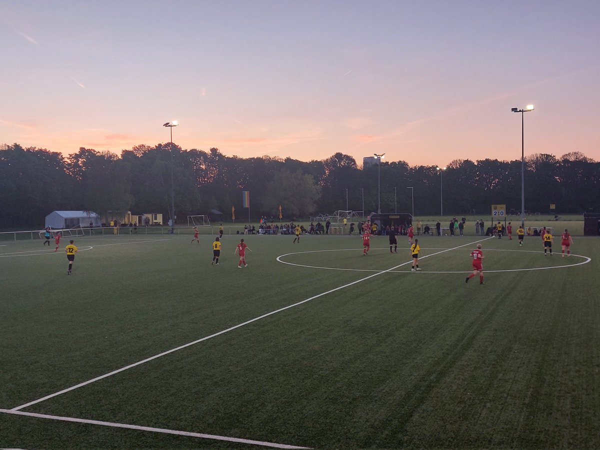 basch86football's tweet photo. Kreisliga München (Frauen), FC Teutonia vs. SG Grafing/Aßling. Im Südwesten des Olympiaparks sitzt einer von Münchens Traditionsvereinen: Bis in die 1930er Jahre waren die Teutonia-Männer erstklassig und spielten in einem Stadion für 12.000 Zuschauer gegen Bayern und Sechzig. https://t.co/D5c8ZigCff