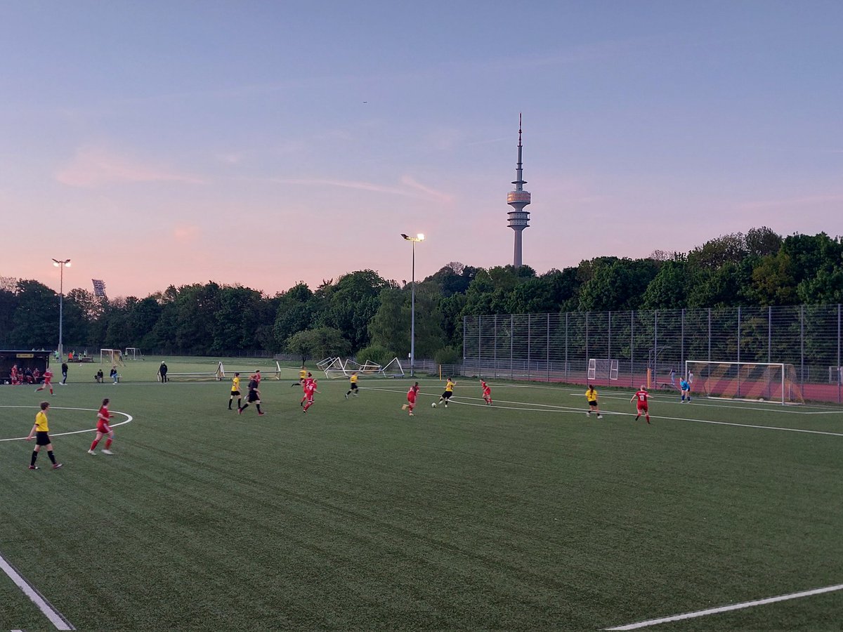 basch86football's tweet photo. Kreisliga München (Frauen), FC Teutonia vs. SG Grafing/Aßling. Im Südwesten des Olympiaparks sitzt einer von Münchens Traditionsvereinen: Bis in die 1930er Jahre waren die Teutonia-Männer erstklassig und spielten in einem Stadion für 12.000 Zuschauer gegen Bayern und Sechzig. https://t.co/D5c8ZigCff