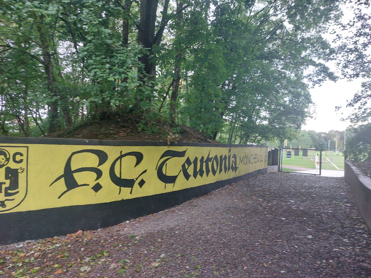 basch86football's tweet photo. Kreisliga München (Frauen), FC Teutonia vs. SG Grafing/Aßling. Im Südwesten des Olympiaparks sitzt einer von Münchens Traditionsvereinen: Bis in die 1930er Jahre waren die Teutonia-Männer erstklassig und spielten in einem Stadion für 12.000 Zuschauer gegen Bayern und Sechzig. https://t.co/D5c8ZigCff