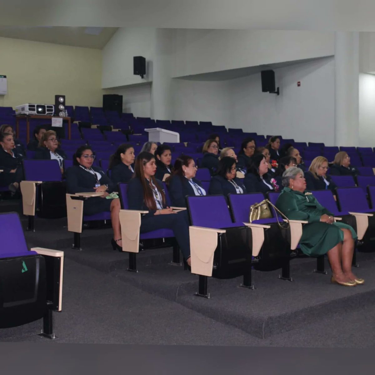En el día de las Secretarias el Hospital Santo Tomás, agasajó a este excelente plantel de colaboradoras brindando dos excelentes charlas para que sigan sirviendo con la calidad y humanismo usual.  Felicidades!