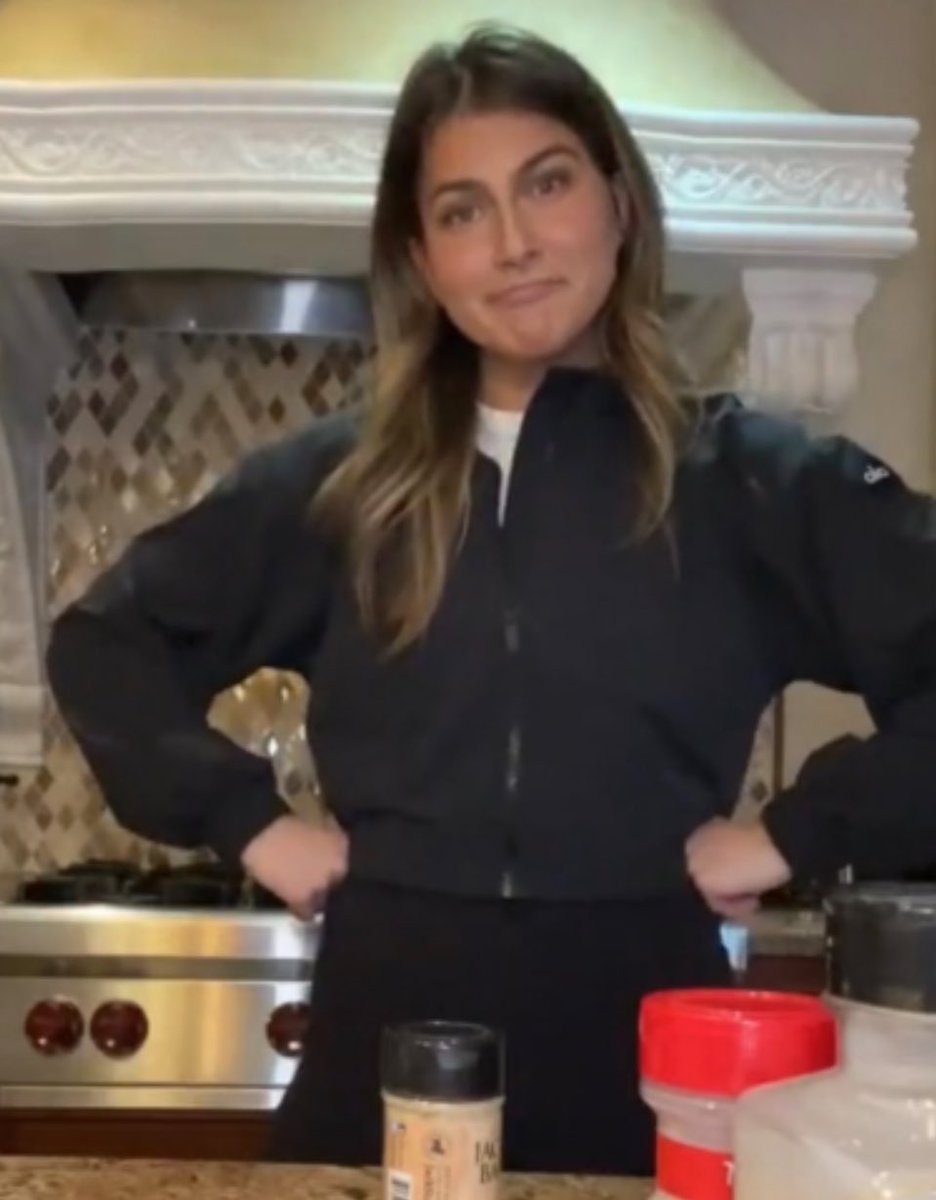 DeIudedShaniqwa's tweet image. I stopped taking black people’s food critique seriously ever since they got collectively vaporized by this cute chef