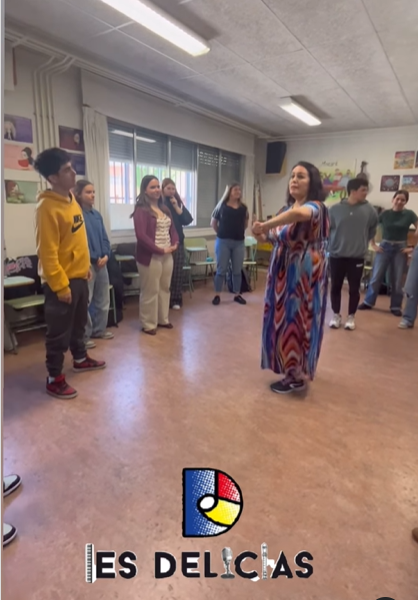 IES_Delicias's tweet photo. Hoy hemos disfrutado en el @iesdelicias de una sesión mágica con Emma Gómez🎶 Activamos cuerpo y voz, rompimos bloqueos ¡y cantamos juntos! 🙌Este miércoles actuamos en el III Encuentro de Coros Escolares en el C.C. José Luis Mosquera. ¡Os contaremos! 🎶❤️#nosimportalamusica https://t.co/6LiH9ILnX0