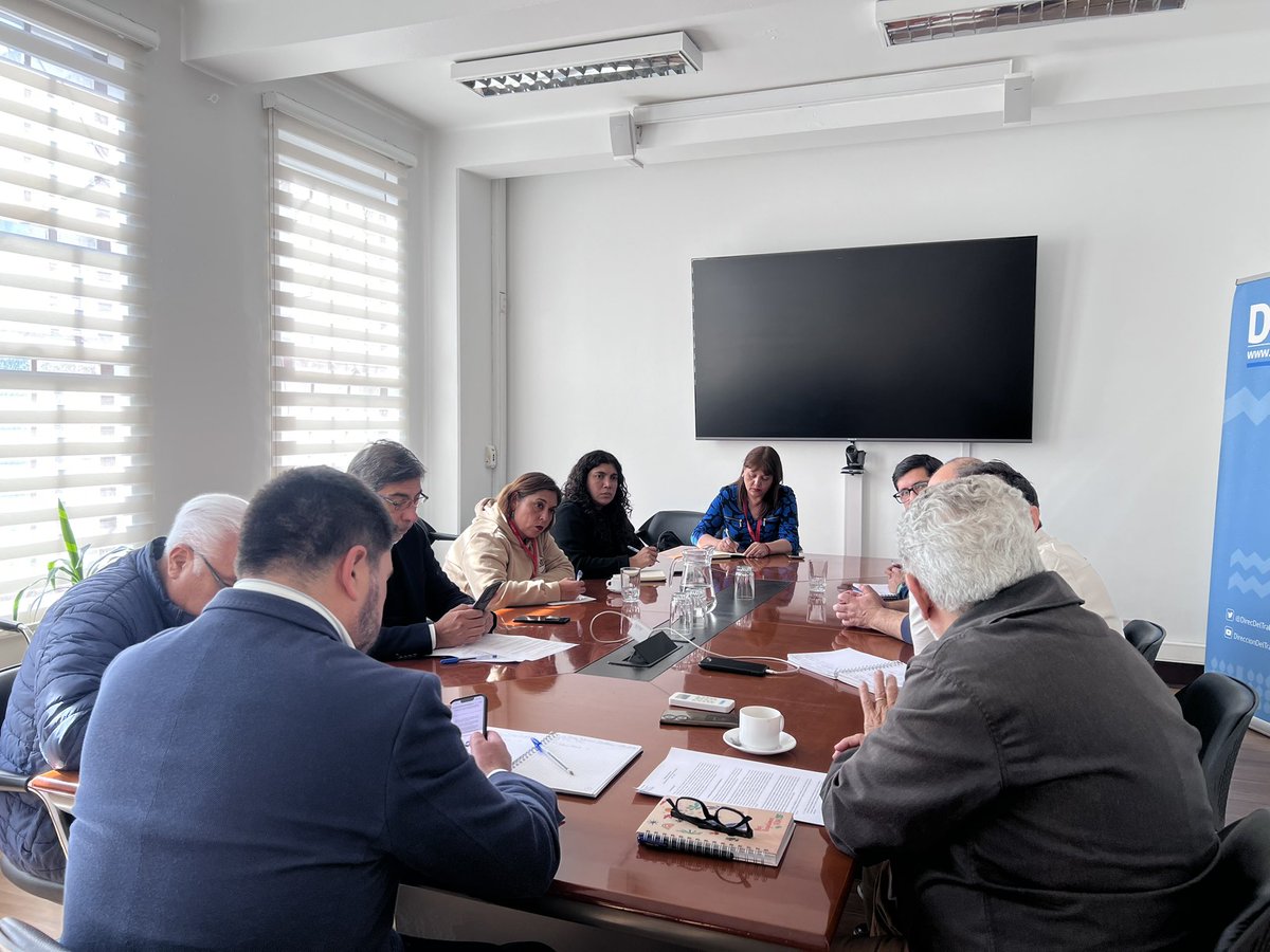 DirecDelTrabajo's tweet photo. 📚El director del Trabajo, Pablo Zenteno, junto al jefe del Departamento de Inspección, Jorge Meléndez, y al jefe de la Unidad de Procesos y Fiscalización Focalizada de la DT, Hernán Larraín, se reunieron con representantes de @FedeHoFalabella para abordar los desafíos laborales que enfrentan las y los trabajadores de Falabella.