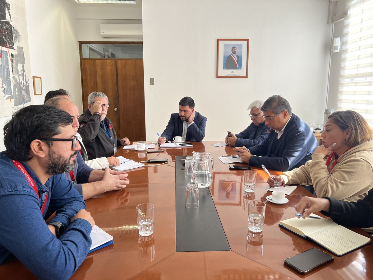 DirecDelTrabajo's tweet photo. 📚El director del Trabajo, Pablo Zenteno, junto al jefe del Departamento de Inspección, Jorge Meléndez, y al jefe de la Unidad de Procesos y Fiscalización Focalizada de la DT, Hernán Larraín, se reunieron con representantes de @FedeHoFalabella para abordar los desafíos laborales que enfrentan las y los trabajadores de Falabella.