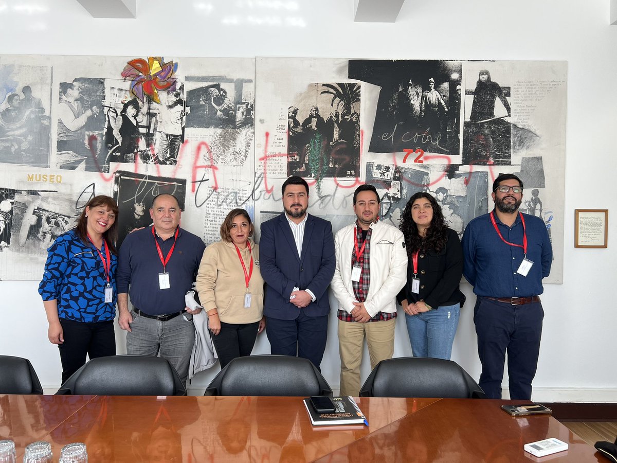 DirecDelTrabajo's tweet photo. 📚El director del Trabajo, Pablo Zenteno, junto al jefe del Departamento de Inspección, Jorge Meléndez, y al jefe de la Unidad de Procesos y Fiscalización Focalizada de la DT, Hernán Larraín, se reunieron con representantes de @FedeHoFalabella para abordar los desafíos laborales que enfrentan las y los trabajadores de Falabella.