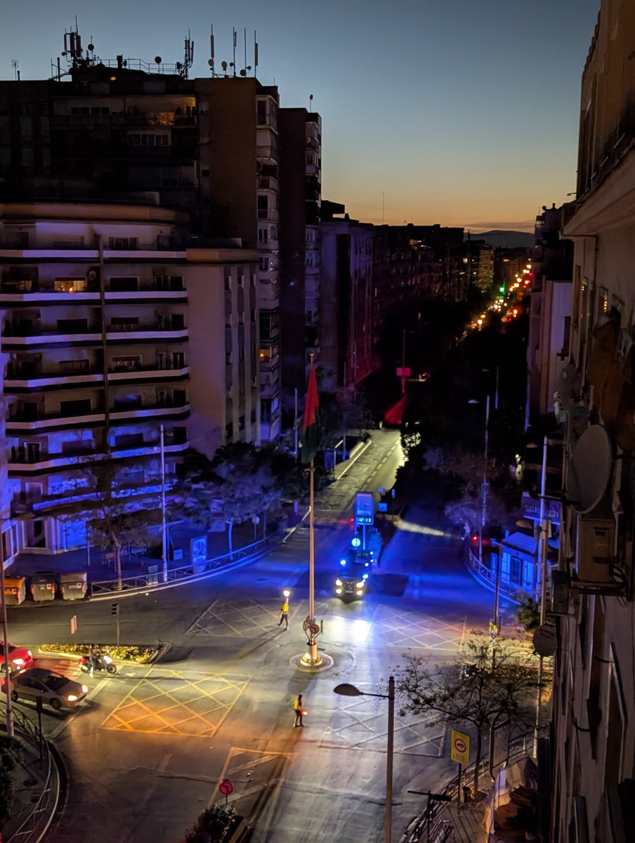 jmdiazangulo's tweet photo. El #apagon en Granada. Cruce de Camino de Ronda con Recogidas iluminado por los coches y policía https://t.co/0dal2WVlru