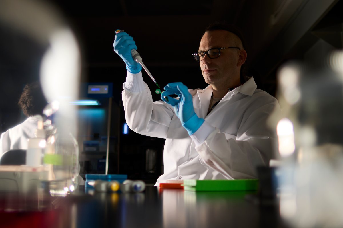 Recent discovery published in Nature Neuroscience: A UNLV-led team expands our understanding of myotonic dystrophy, a type of neuromuscular disease, and its link to autism—opening possible new diagnostic and preventative approaches. #UNLVResearch

unlv.edu/news/article/s…