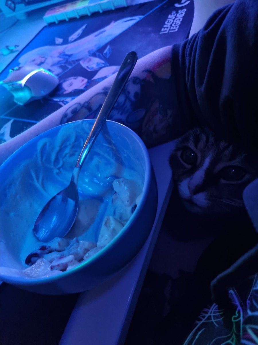 Pls a tiny bit of vanilla sauce