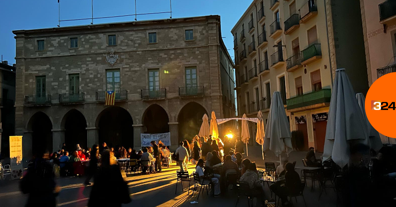 3CatInfo's tweet photo. Organitzen un sopar popular a Manresa per a les persones que no podien cuinar https://t.co/PW8G42GCk8 #ApagadaGeneral3Cat
