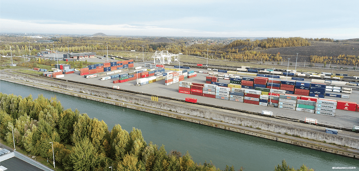 ABelleguie's tweet photo. Aujourd’hui, visite de la plateforme multimodale Delta 3 (rail-route-fluvial) à Dourges dans le cadre du projet de recherche Node-FF (330 000 m² d'entrepôts, 300 hectares, localisation stratégique). Une référence en logistique ! 🚆🚢🚛
#Logistique #Multimodalité #Delta3 #NodeFF https://t.co/VcGdGN68f0
