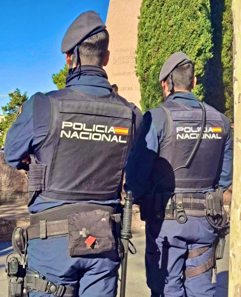 Hoy quiero felicitar a todos los compañer@s, no solo de <a href="/policia/">Policía Nacional</a> sino también de la <a href="/guardiacivil/">Guardia Civil</a> , policías autonómicas, locales, bomberos, servicios de emergencias  y otros profesionales que han trabajado sin descanso en el día de hoy. Tenemos grandes profesionales 🫡