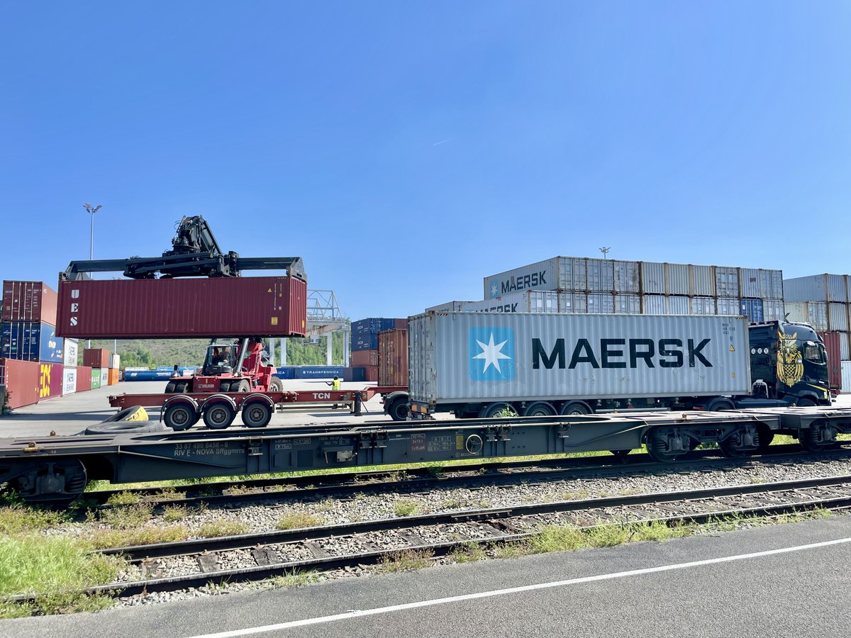 ABelleguie's tweet photo. Aujourd’hui, visite de la plateforme multimodale Delta 3 (rail-route-fluvial) à Dourges dans le cadre du projet de recherche Node-FF (330 000 m² d'entrepôts, 300 hectares, localisation stratégique). Une référence en logistique ! 🚆🚢🚛
#Logistique #Multimodalité #Delta3 #NodeFF https://t.co/VcGdGN68f0