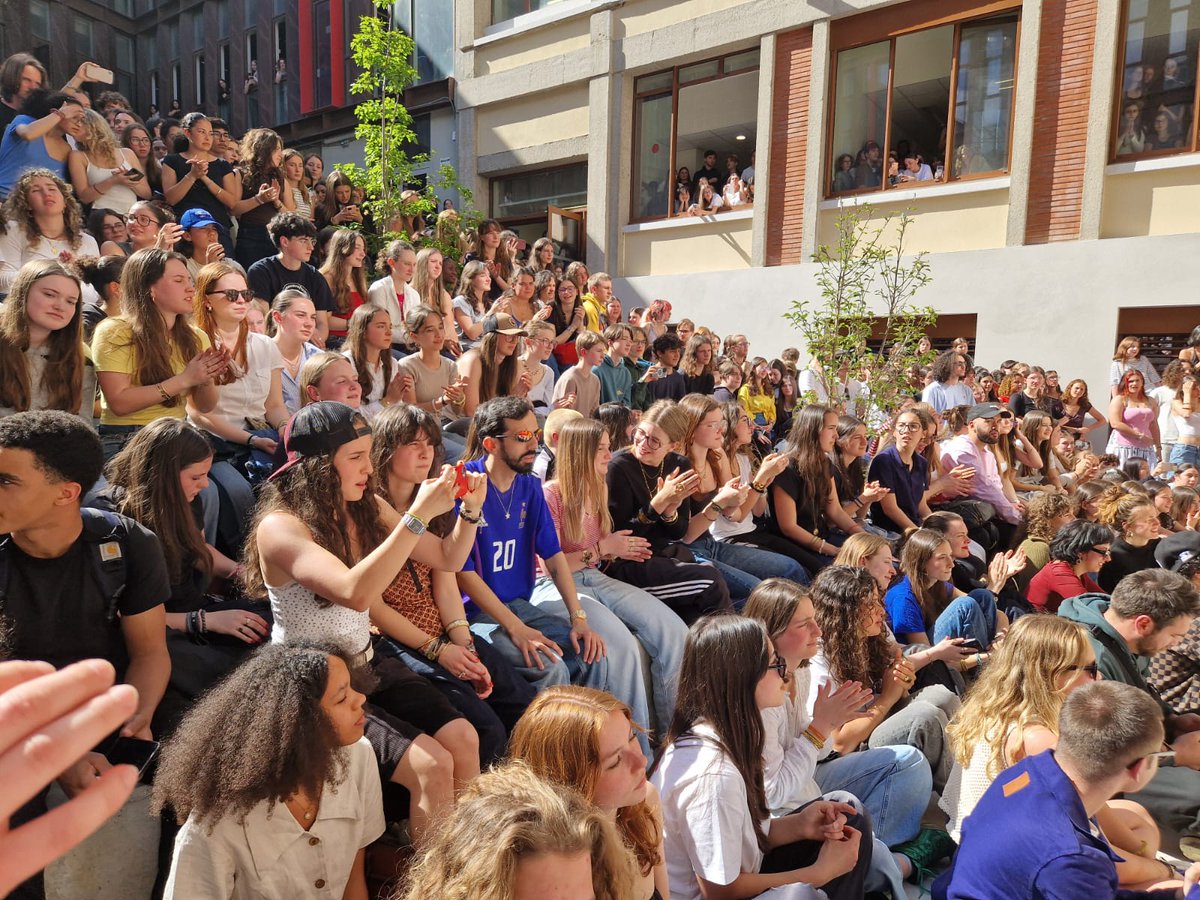 Inauguration de « l’Agora Bigflo et Oli », véritable scène artistique &amp; événementielle en plein air pour faire vivre les arts au <a href="/LyceeStSernin/">Lycée Saint-Sernin</a>   🎭🩰🎵
Un bel hommage à <a href="/bigfloetoli/">Bigflo & Oli 💿</a> présents pour l’occasion dans leur ancien lycée 👏 
Merci à la Région <a href="/Occitanie/">Région Occitanie</a> !