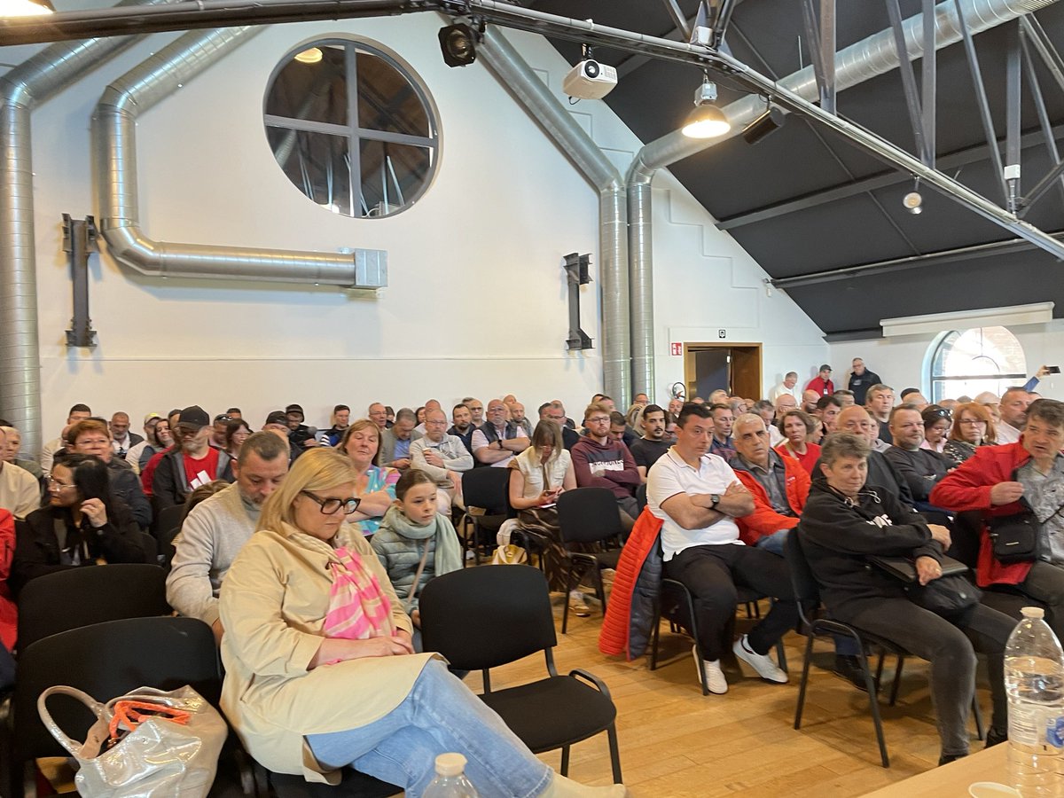 Présente à l’atelier santé de Charleroi avec une salle pleine à craquer de délégués, tous secteurs confondus. La santé au travail est au cœur des luttes pour un travail sain et qui respecte l’ humain. #journeeinternationale #securiteetsanteautravail
