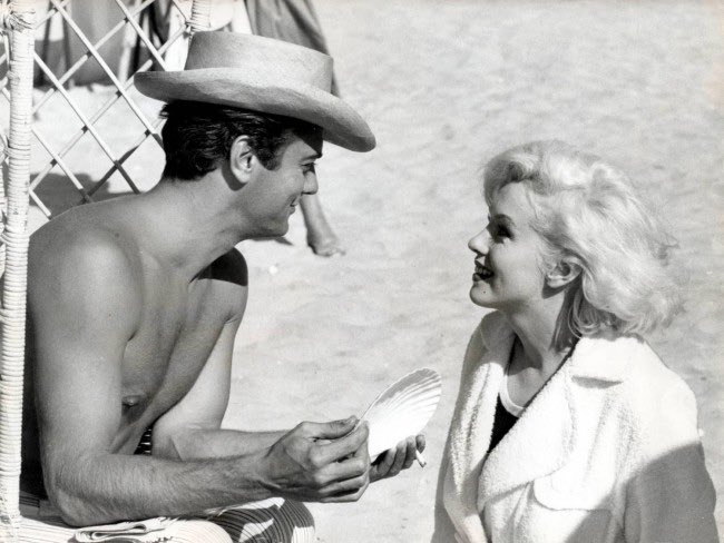 noesdecine's tweet photo. Monroe, por su parte, no estaba entusiasmada con la elección de Curtis como coprotagonista. https://t.co/HqKQAhgsjc