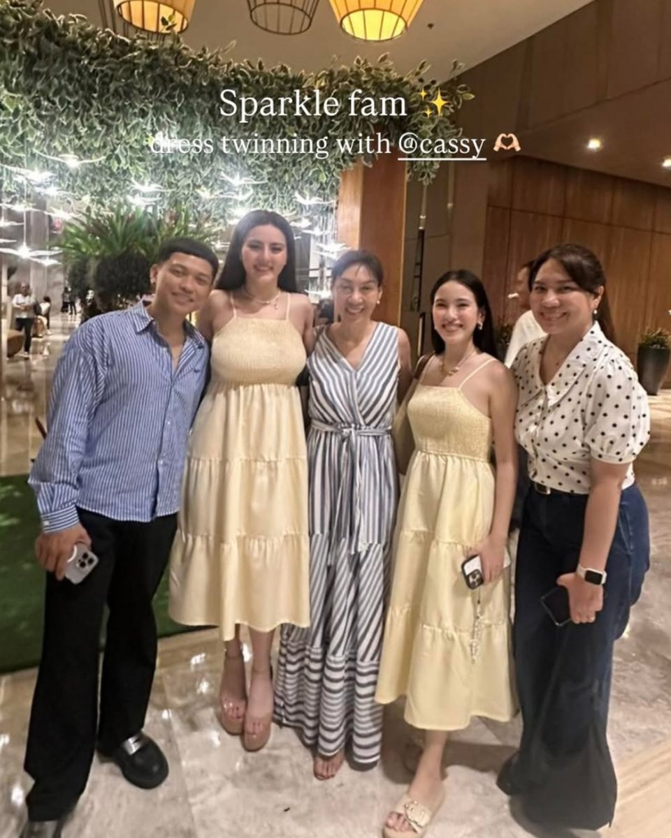 cassy_updates's tweet photo. Sparkle fam dressed twinning with #PENSHOPPE #brandambassador Cassy Legaspi at the Cosmopolitan Sunset Party ✨

4 | 28 | 2025 

#CassyLegaspi 🌸 
#GenZRoyalty 
#ShowbizRoyalty 
#Endorser https://t.co/VEafHQmV4B