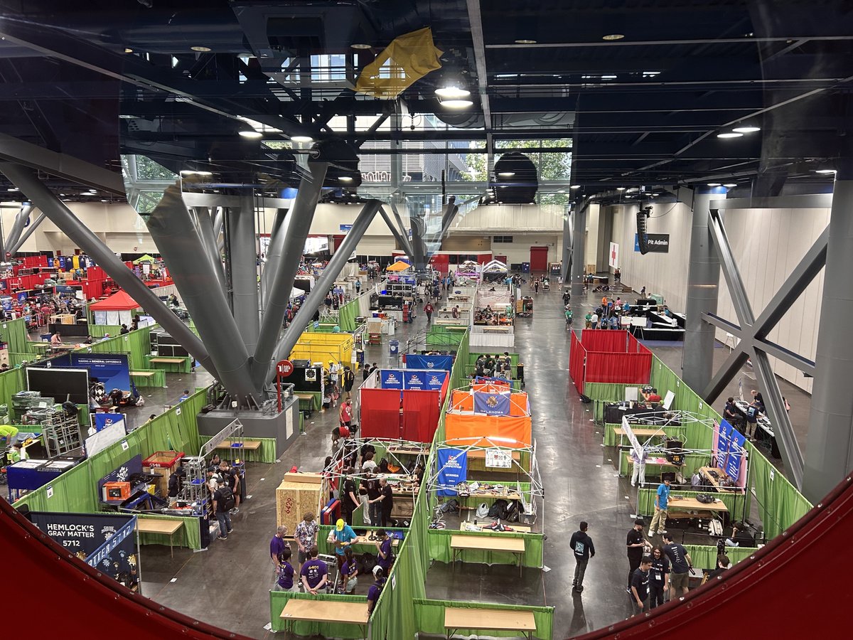 RiceAdmission's tweet photo. OMG, robots! Rice admission officers visited George R. Brown Convention Center to learn about robotics at FIRST Championship. #morethanrobots #omgrobots #FIRSTChamp @first_official_ https://t.co/p66AMMBrmz