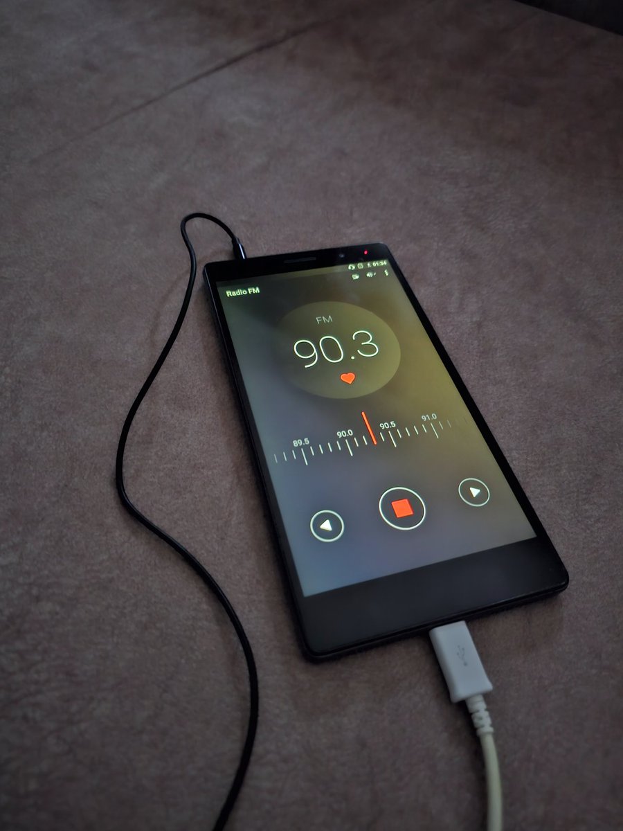 z0neea's tweet photo. Increíble. Desde las 15h sin red.
Menos mal que encontré un móvil viejo con radio... 🥲
#noestamospreparados https://t.co/GsTy7Iwzlw