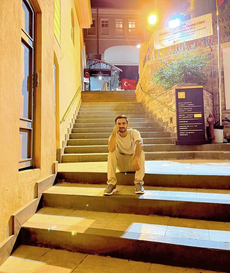 Aynı duyguyu paylaşan kederli ruhlar, 
birbirleriyle karşılaştıklarında huzur bulurlarmış..

Aziz Mahmud Hüdâyî 📍