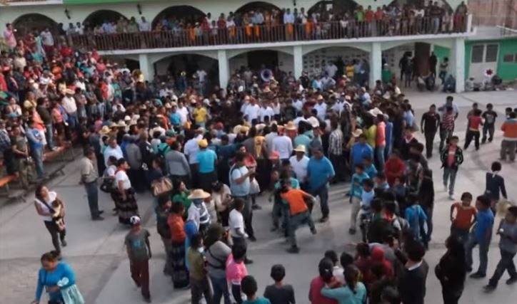 Chaque année, c'est le même rituel. Du 25 avril au 5 mai se déroulent les combats de Zitlala, au Mexique. Des hommes s'y battent à mains nues. 

Mais pourquoi ? Et d'où vient cette tradition ? 

Explications ➡ wp.me/p6oD4J-32I