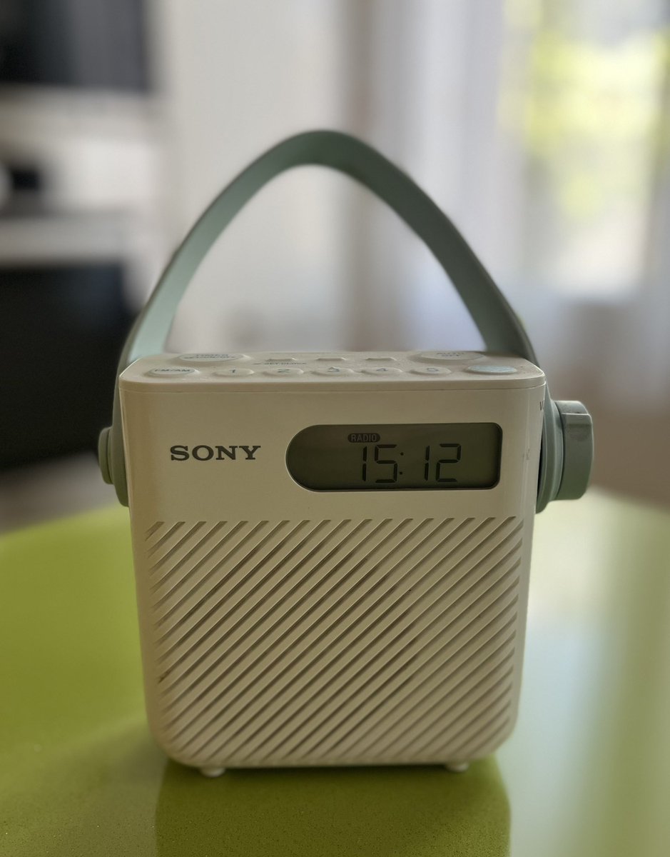 Hoy, de nuevo, la #Radio se ha vuelto imprescindible en el #CorteDeLuz, como servicio esencial en situaciones de emergencia, y por su valor social y cultural. 
Es necesario que la defendamos desde las instituciones y la industria, y también como oyentes porque nos jugamos mucho!