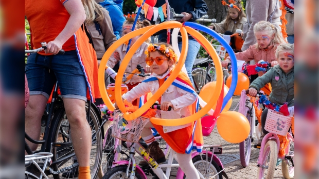 FOTOREPORTAGE: Kleurrijke fietstocht en spelplezier tijdens Koningsdag in Schaijk -  arenalokaal.nl/l/50673