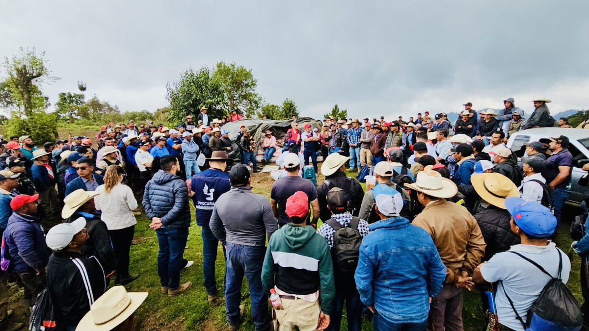 Creando espacios de diálogo 🗣️

sostuvimos un importante espacio de diálogo con representantes de las Juntas Directivas de Santa María Xalapán, Ladinos Pardos y Buena Vista para escuchar sus necesidades y fortalecer la comunicación directa

#DiálogoAcciónyCompromiso 
#JaimeLucero