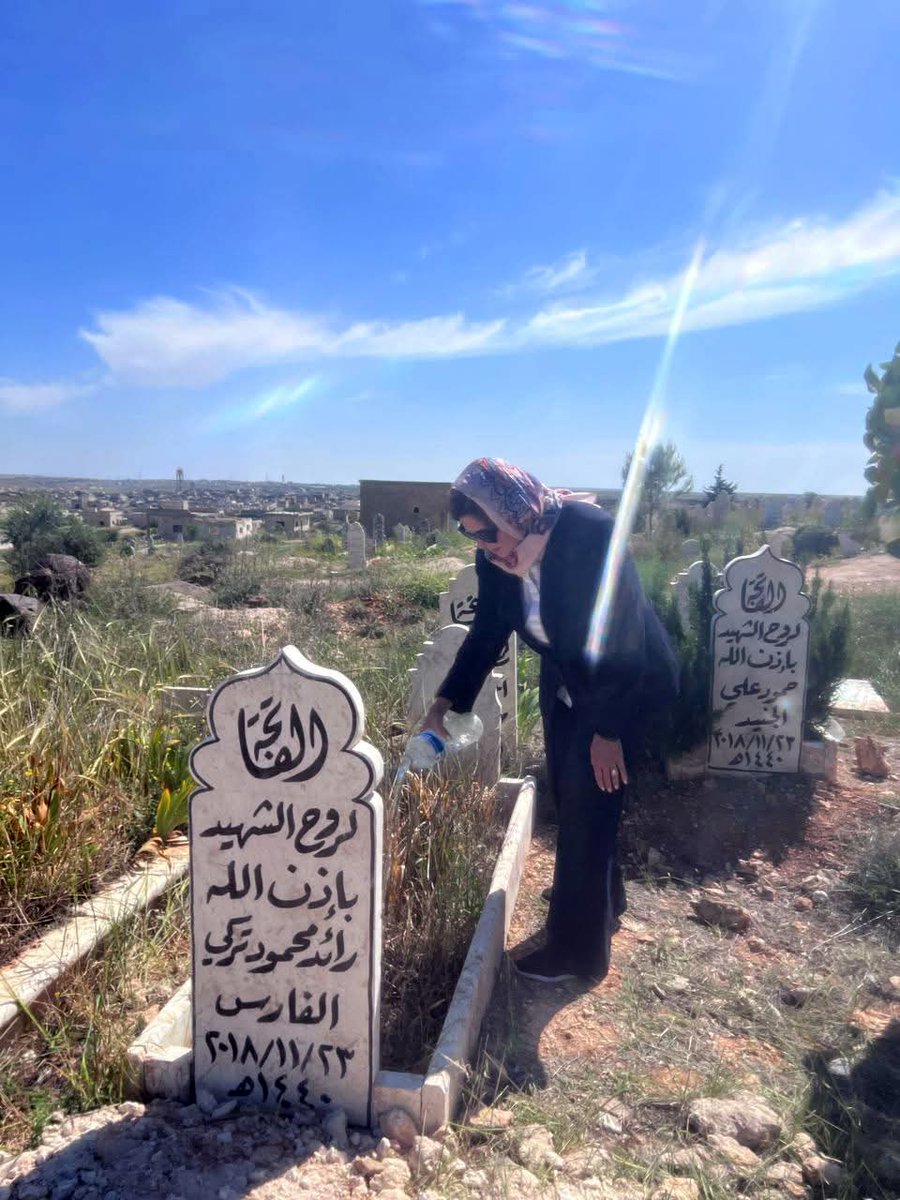 ahmadjll's tweet photo. في لفته جميلة قامت وزيرة الشؤون الاجتماعية والعمل السيدة #هند_قبوات بزيارة قبور شهداء الكلمة #رائد_الفارس و #حمود_الجنيد و #خالد_العيسى . بالإضافة إلى مبنى منظمة URB وراديو فريش في  #كفرنبل
أثناء رحلتها لزيارة #مخيمات #اللاجئين في محافظة #ادلب

#الثورة_فكرة_والفكرة_لا_تموت https://t.co/tCFH1fq60C