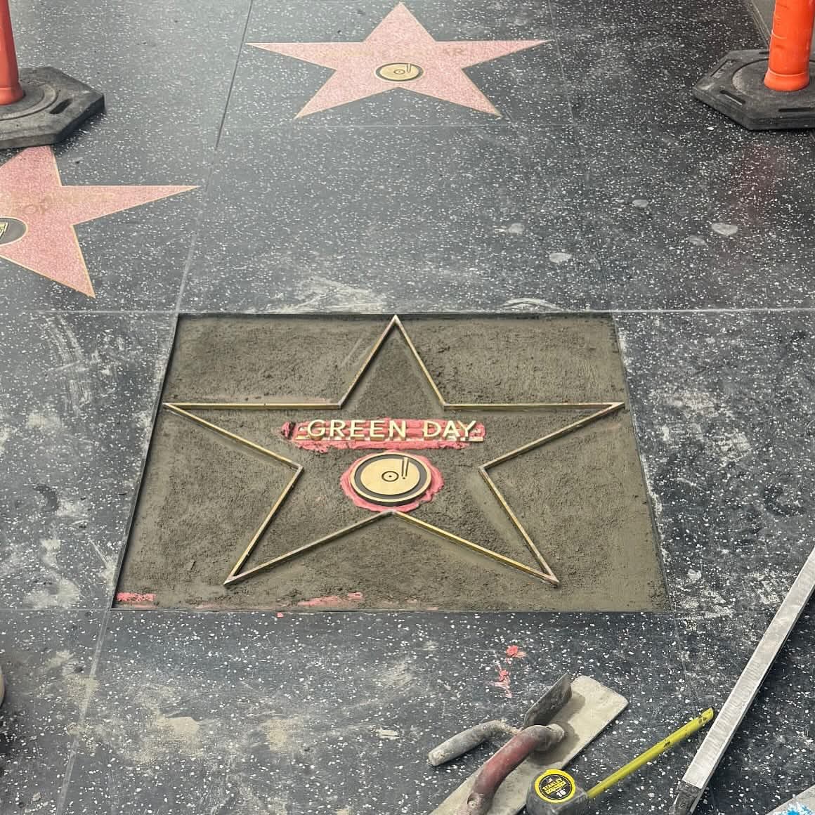 GDArgNation's tweet photo. Ya están armando la estrella de Green day en el paseo de la fama de Hollywood 

La ceremonia es el jueves y la presentación estara a cargo de Ryan Reynolds https://t.co/kBc2eLz87J