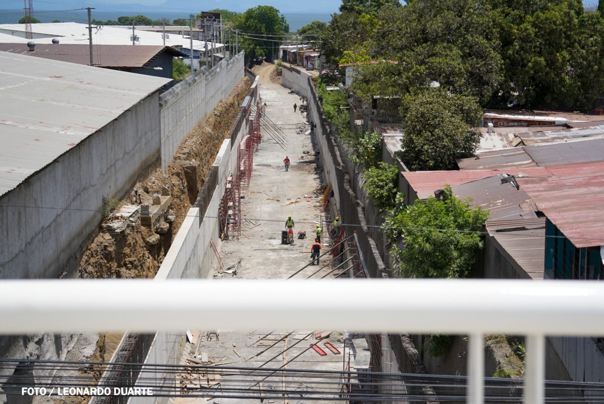 #Nicaragua 🇳🇮 || 👷La Alcaldía de Managua, en compromiso con el pueblo, supervisa el avance de la construcción y ampliación del Tramo IV de la Pista Héroes de la Insurrección, obra que fortalece el bienestar de las familias.❤️🖤