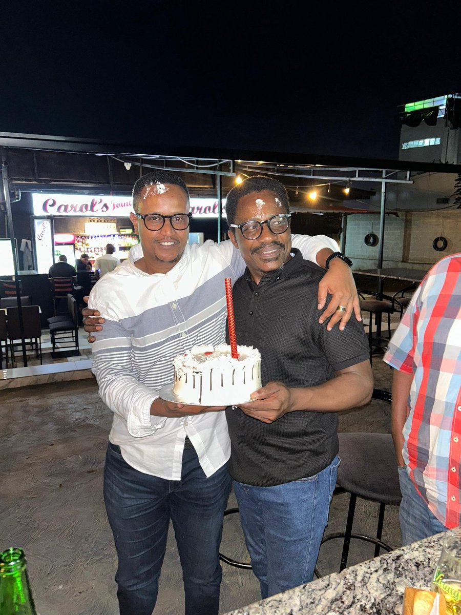 AwaziDr's tweet photo. Mon anniversaire au #Rwanda🥰

<<Mes frères, mes sœurs c'est ceux qui croient que Dieu existe>>

Loin de ma #RDC🇨🇩, lui avec moi c'est Dady Kester🇷🇼, mon jumeau du 28.Avril selon la vonté de notre créateur; malgré la différence d'âges&amp;de nationalité, nous sommes frères.
J'❤️🇷🇼🇨🇩 https://t.co/ujB4k0CeUo