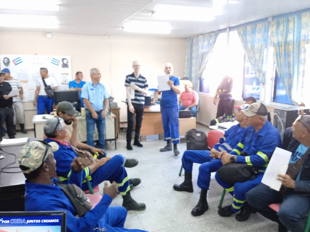 A propósito del Día Internacional de la Seguridad y Salud en el Trabajo, que se celebra cada 28 de abril, se realizó un mitin en la UEB de Redes Eléctricas Holguín, en el que fueron reconocidos los destacados en esa actividad.
#DIADELASEGURIDADYSALUDENELTRABAJO 
#nosuneseguridad