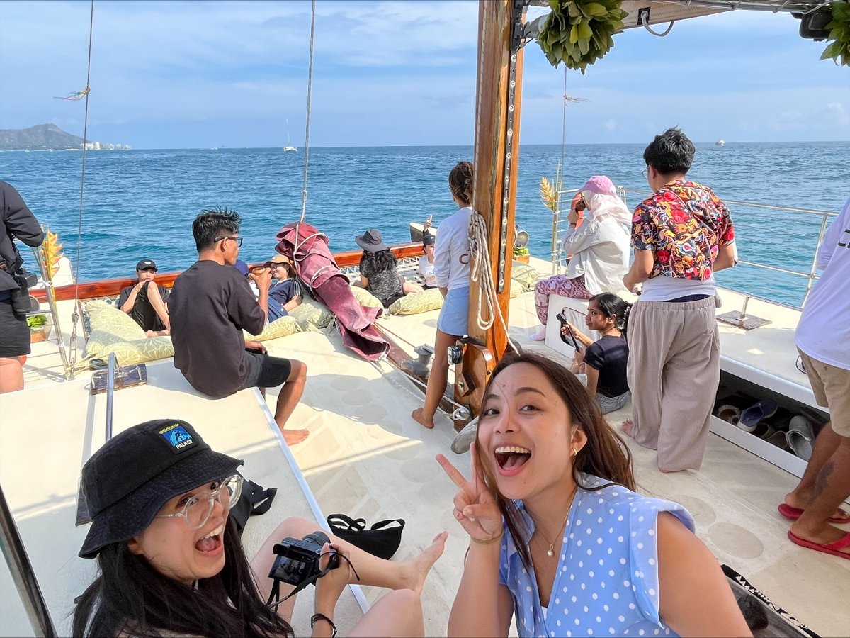 Young Southeast Asian leaders discuss #storytelling and #naturalresources and visit with a whale in Hawai'i. (He was full of hot air!)
New: stevenyoungblood.blogspot.com

#Peacejournalism #media