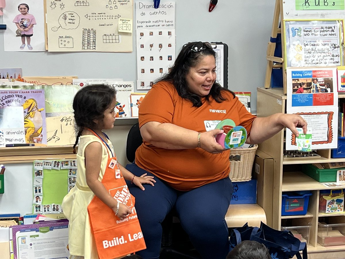 MVPerez10's tweet photo. Today families were invited to Ms. Benitez’ class and share something special to them. They each shared memories and stories that shape who they are. #familyengagement #showandtell @AldineHeadStart https://t.co/YUWxBY9UZL