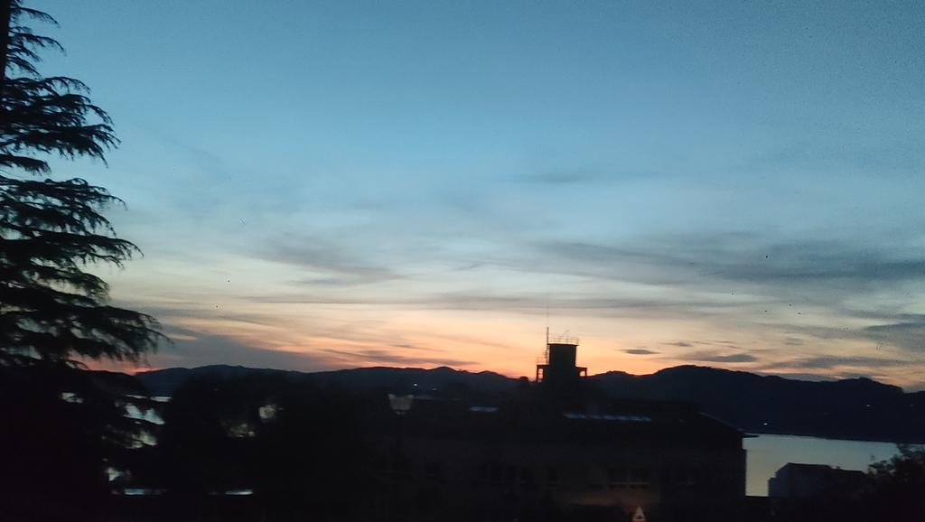 puestadesolvigo's tweet photo. Anochece en un Vigo a oscuras. https://t.co/6NNKxU8yf3