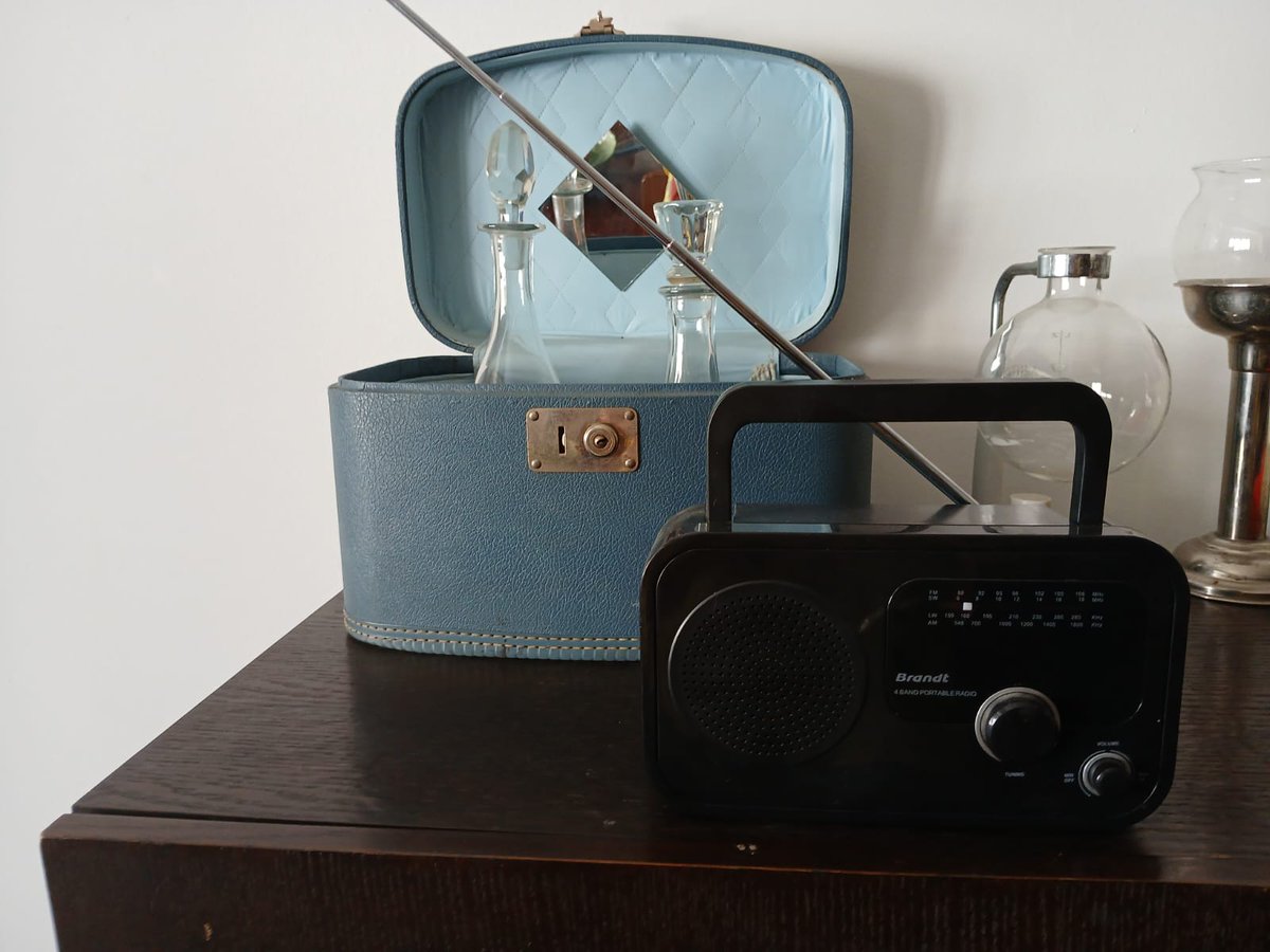 Durante um dia, um rádio a pilhas voltou a ser o mundo.
