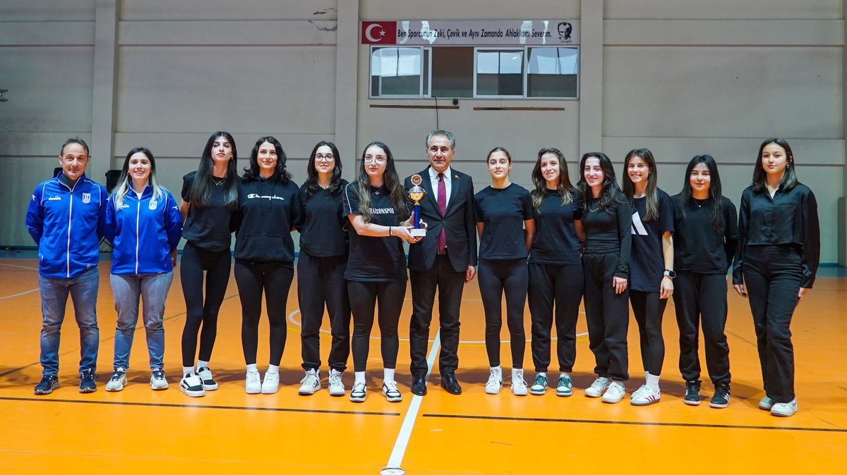 besikduzusporr's tweet photo. Beşikdüzü Spor Salonu'nda düzenlediğimiz kupa töreniyle şampiyon horoncularımıza ve voleybolcularımıza kupaları takdim edildi. https://t.co/OLY8P23Yci