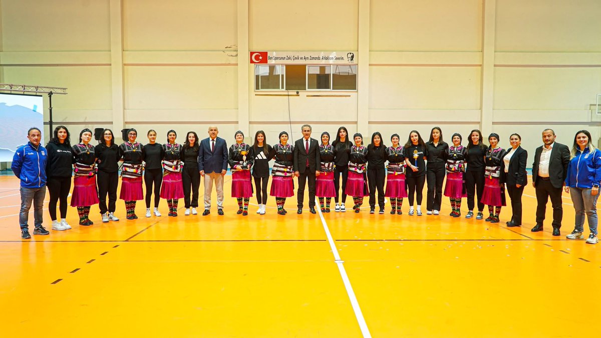 besikduzusporr's tweet photo. Beşikdüzü Spor Salonu'nda düzenlediğimiz kupa töreniyle şampiyon horoncularımıza ve voleybolcularımıza kupaları takdim edildi. https://t.co/OLY8P23Yci