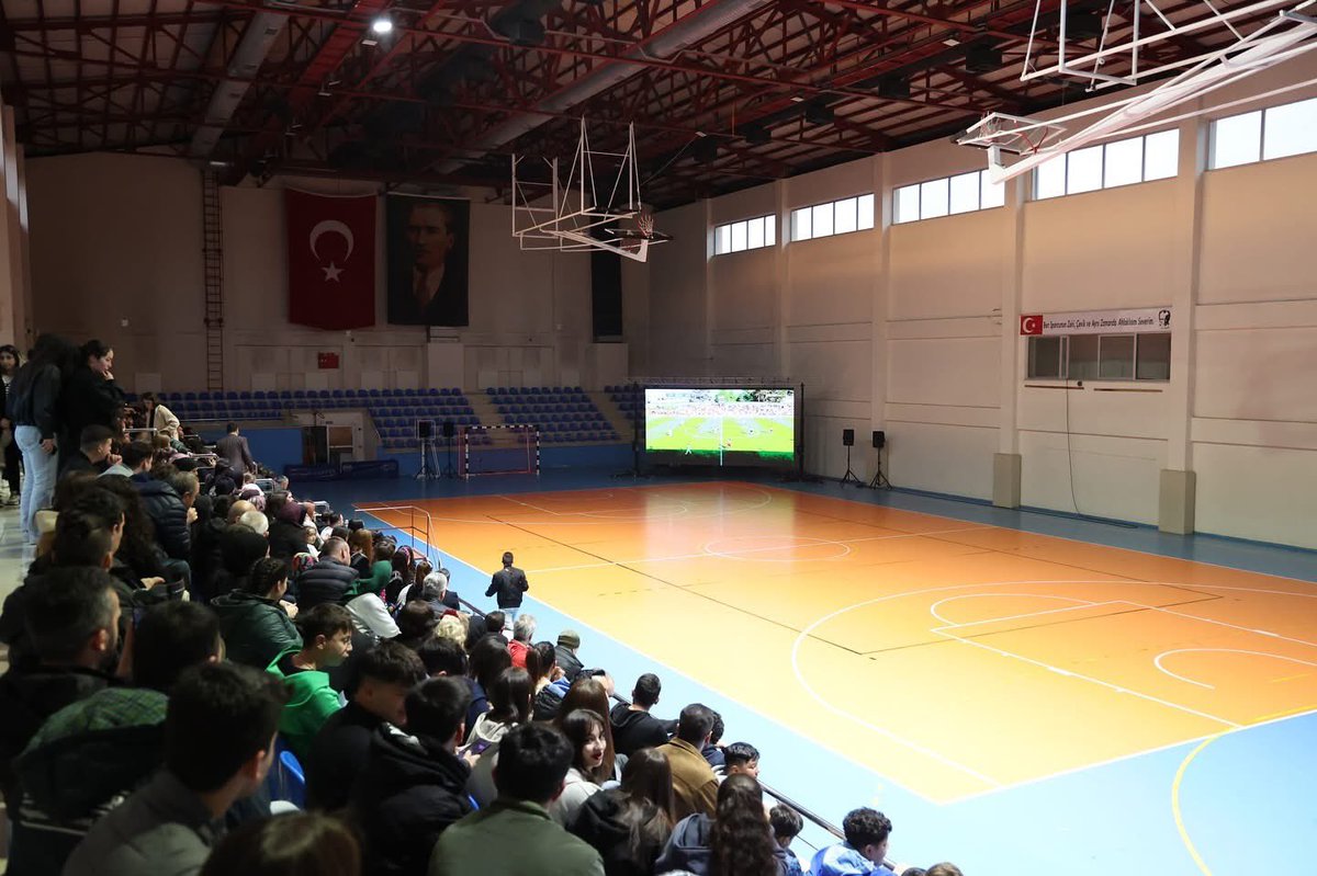 besikduzusporr's tweet photo. Beşikdüzü Spor Salonu'nda düzenlediğimiz kupa töreniyle şampiyon horoncularımıza ve voleybolcularımıza kupaları takdim edildi. https://t.co/OLY8P23Yci