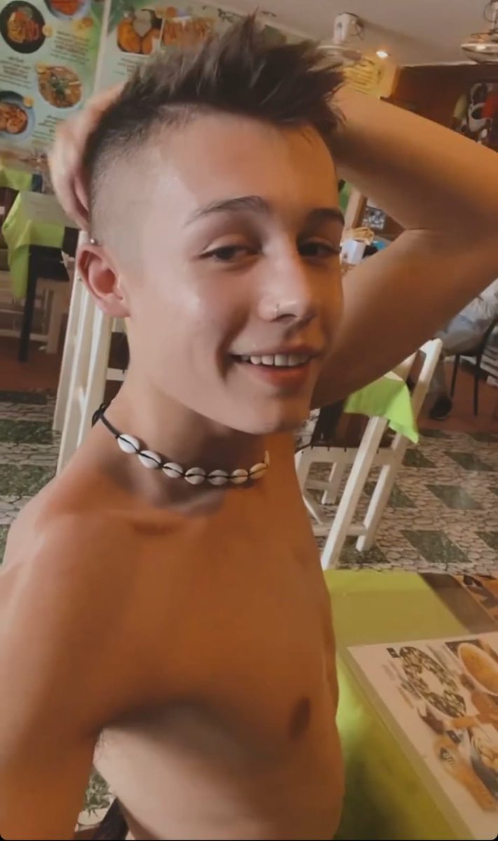 adım Buğra Bursada yaşıyorum 17.175.80 partnerimi tanımak isterim temiz tüysüz temizlik severim temizlik severim büyük alet severim ciddi olanlar yazsın