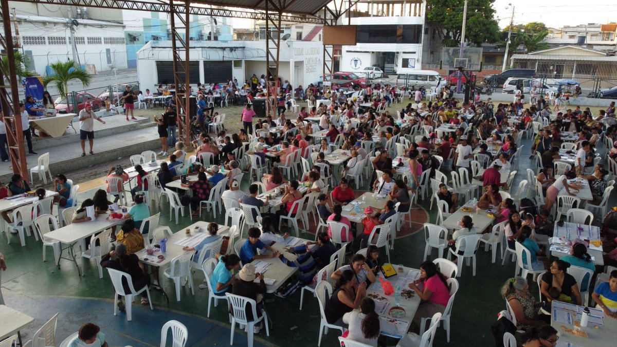 P_Cisneros's tweet photo. Por iniciativa de Bruno Dedé, concejal principal de La Libertad, se efectuó un bingo con premios relacionados al área educativa. El éxito fue notorio, destacándose la excelente organización y la participación de aproximadamente 2,500 personas. https://t.co/o0iseaNEPh