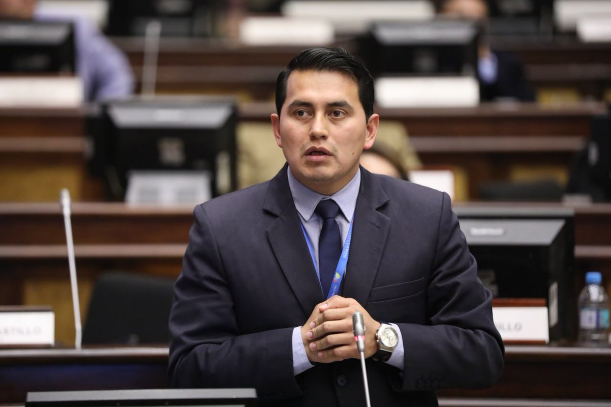 <a href="/AbPaulBuestan/">Paúl Buestán</a> indica que hay que tratar la eliminación de las pensiones vitalicias a presidentes y vicepresidentes, puesto que ello representa un millón de dólares anuales de gasto para el país. "El Derecho evoluciona", concluye. #ReformaConstitucional