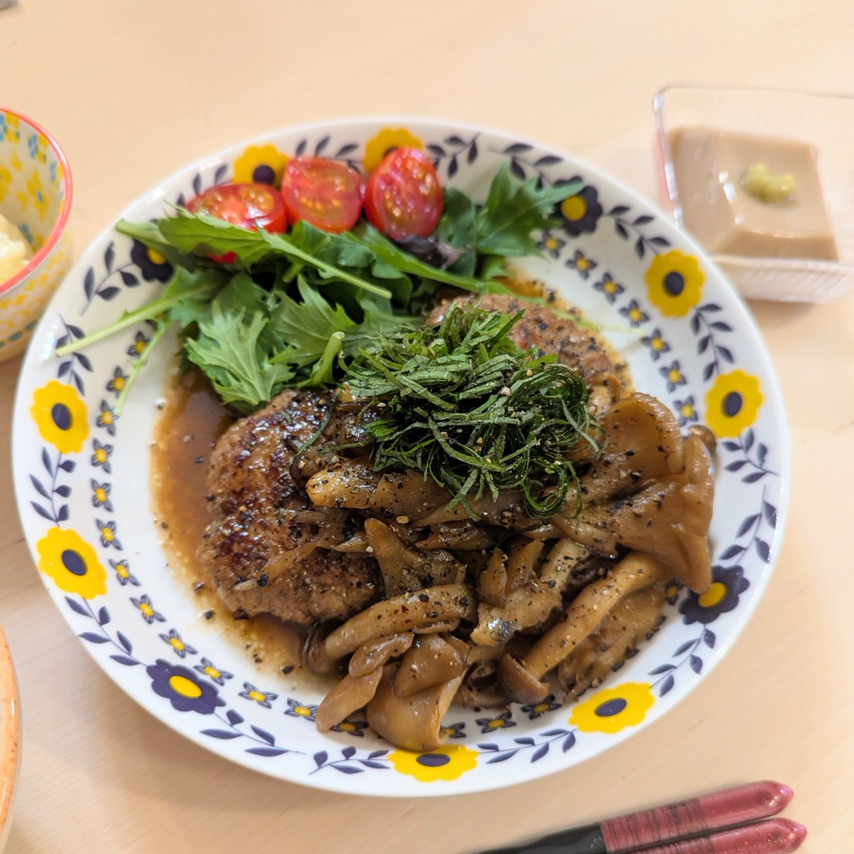 パパ特製和風ハンバーグ。子どもたちの分もキレイに盛りつけて完成。料理は好きだけど、ハンバーグだけはいつもうまく作れないわたし。無理して作るのをやめた。そしてパパを我が家のハンバーグ係に任命。おいしすぎたのか、子どもたちはいちばんに完食してた。得意なひとにまかせるって大事。