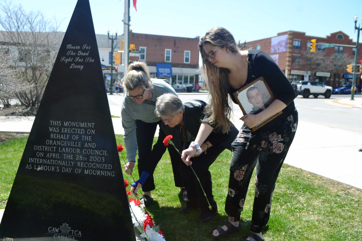 WHSCtraining's tweet photo. Attendees at a Day of Mourning event in Orangeville paused to reflect on the lasting impact of workplace tragedies.
#DayOfMourning #DOM2025 #DOM25 #DayOfMourning2025 #DayOfMourning25 #workers #workershistory #labourers #OHS #worksafe #workersrights #MakeWorkSafe https://t.co/DebCuIhDAv